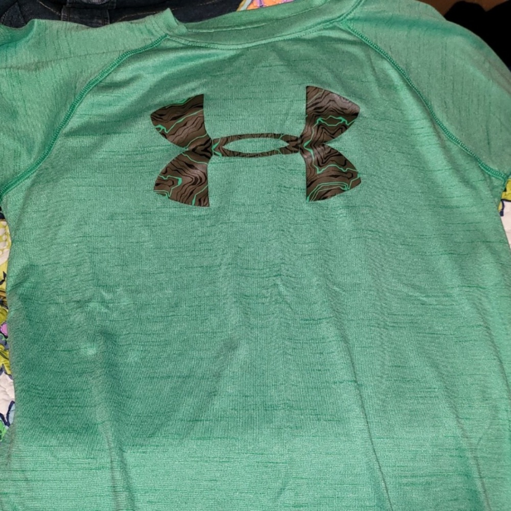 Under Armor boys dri fit shirt